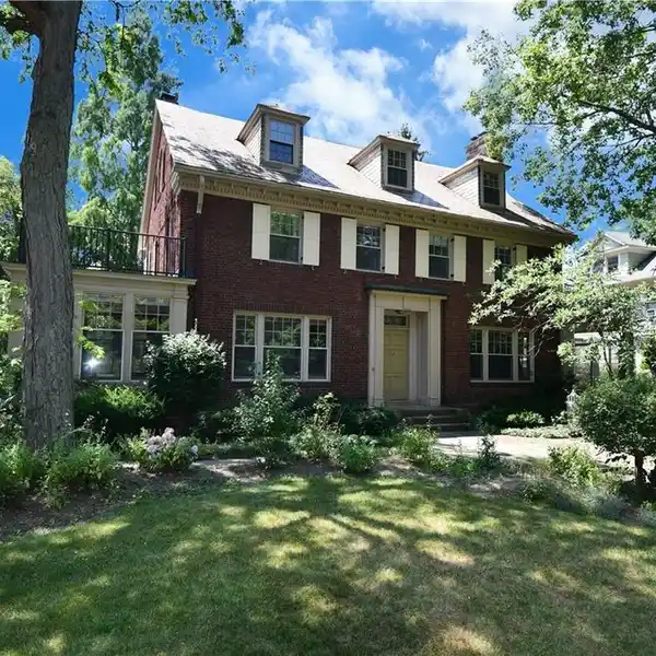 BEAUTIFULLY MAINTAINED CENTER HALL GEORGIAN