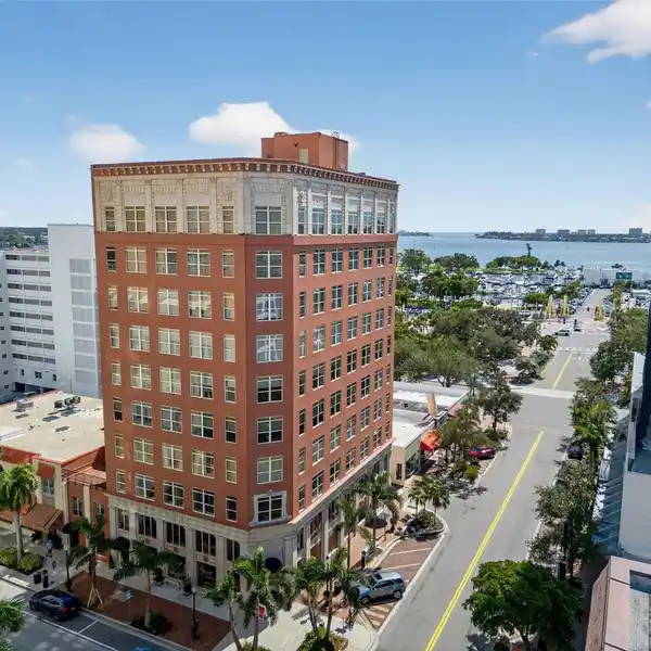 FULL-FLOOR RESIDENCE AT THE ICONIC ORANGE BLOSSOM TOWER