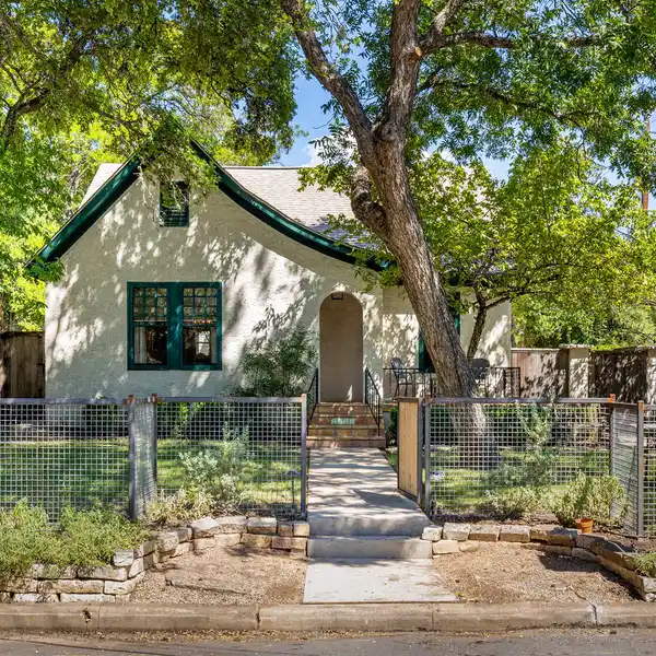BEAUTIFULLY RESTORED 1932 TUDOR IN SHOAL CREST