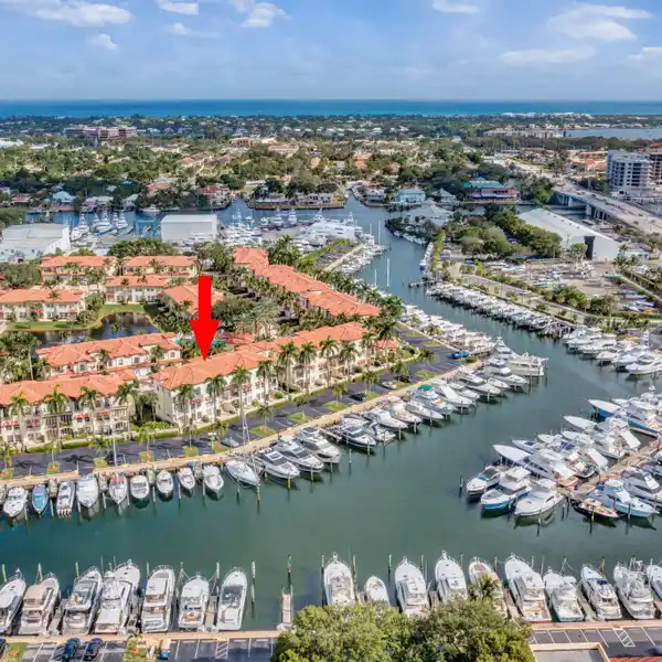 FULLY FURNISHED DECORATOR DESIGNED WATERFRONT TOWNHOUSE
