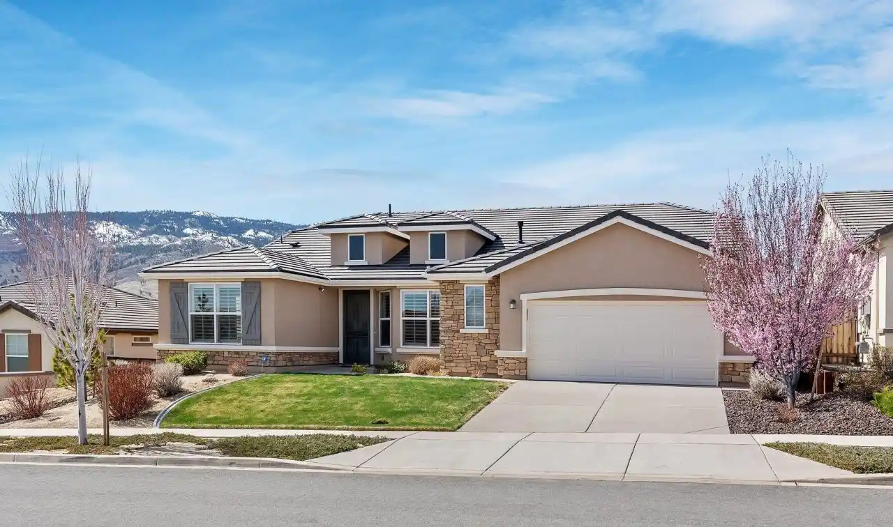Spacious Home in Exclusive Del Webb