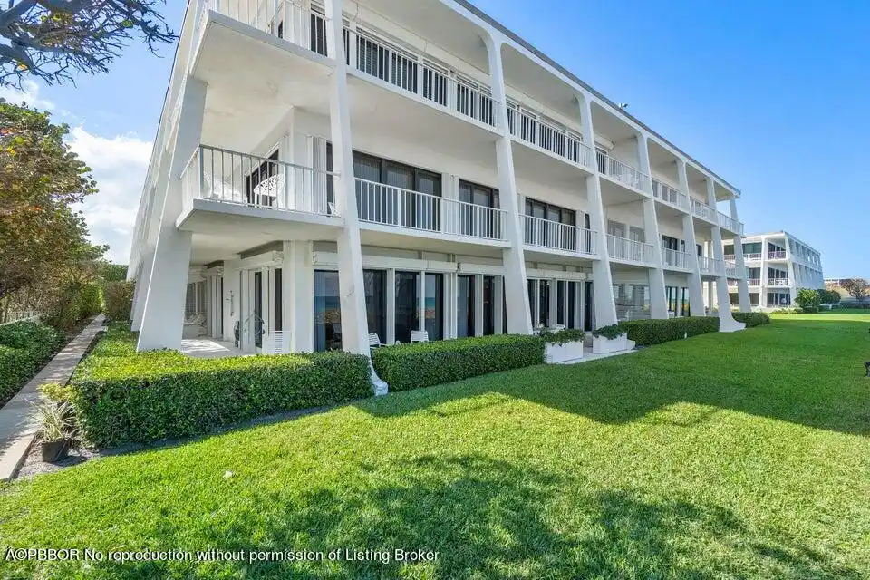 Classic Apartment with Stunning Ocean Vistas
