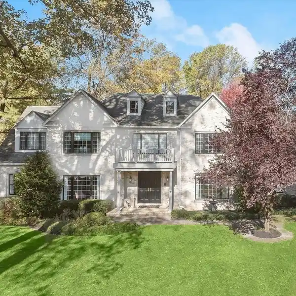 TIMELESS COLONIAL WITH PALLADIAN WINDOWS & BUILT-INS THROUGHOUT