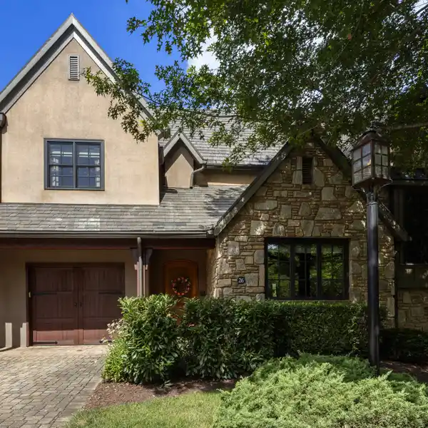 LOVELY TOWNHOUSE IN AMAZING LOCATION