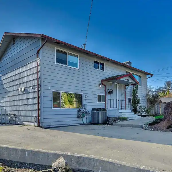 VERSATILE HOME IN MOUNTLAKE TERRACE