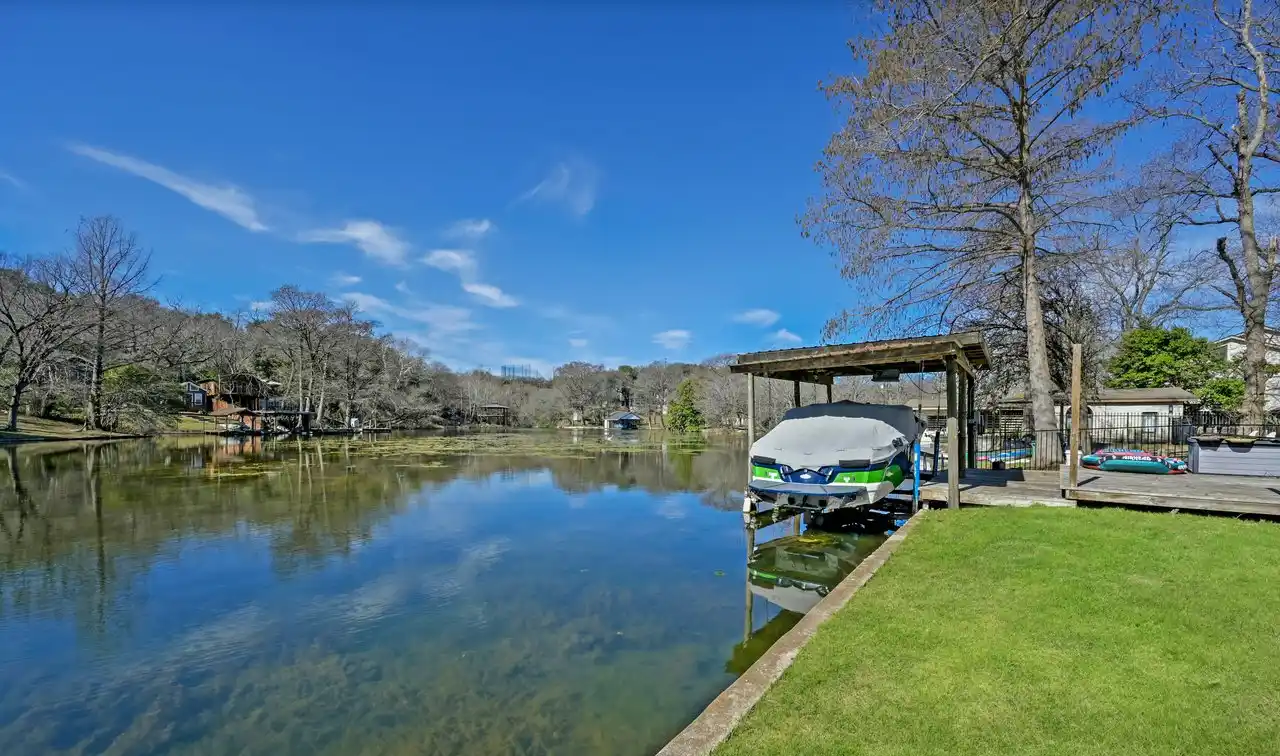 Serene Canal-front Lake Austin Cabin