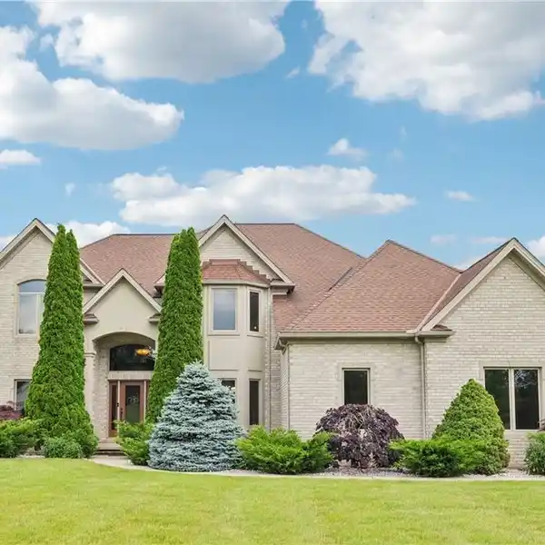EXPANSIVE COLONIAL RETREAT