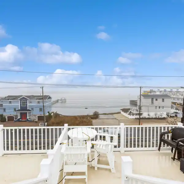 END UNIT TOWNHOUSE IN DESIRABLE SPRAY BEACH