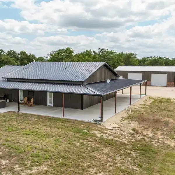 BEAUTIFUL NEWLY BUILT BARNDOMINIUM ON 21 ACRES