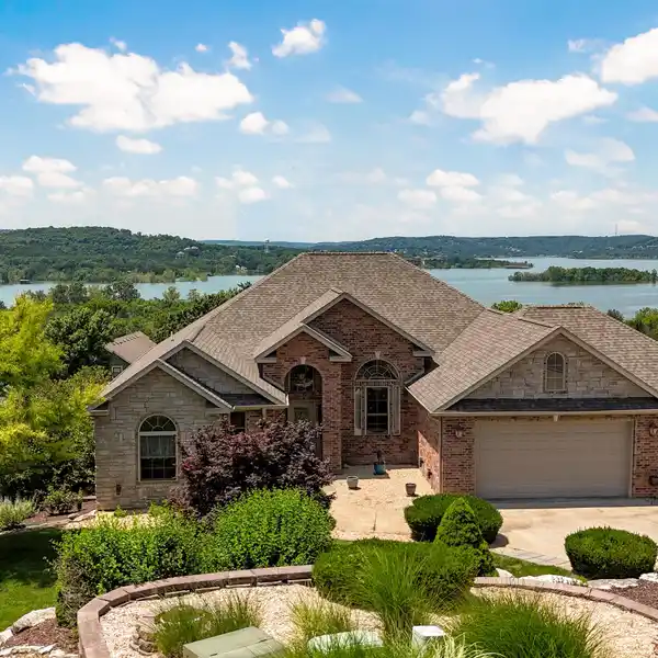 ALL BRICK LAKE VIEW HOME COMBINING LUXURY AND CONVENIENCE