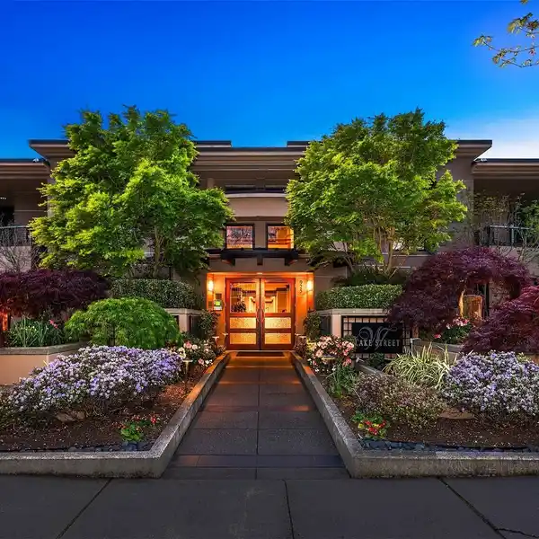 LUXURY LIVING IN PREMIER WATERS EDGE