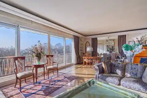 Elegant 2-bedroom with South-facing Terrace