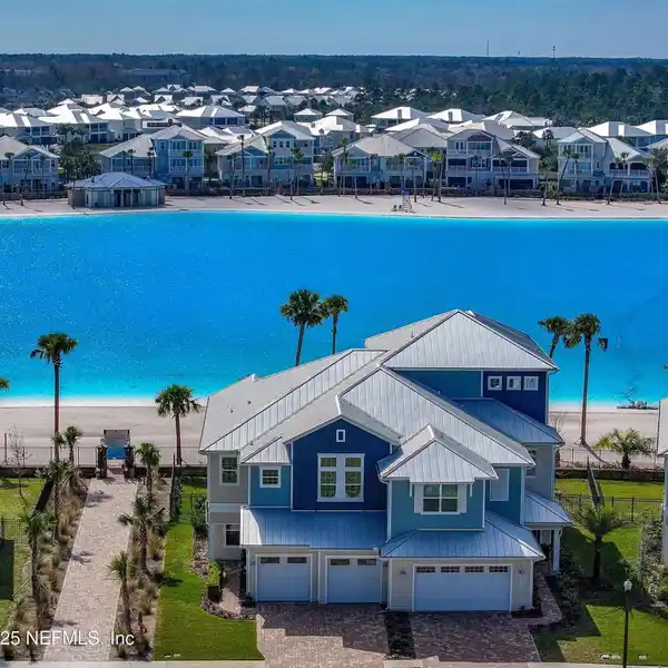 BEAUTIFUL COASTAL TOWNHOME WITH PRIVATE BEACH ACCESS