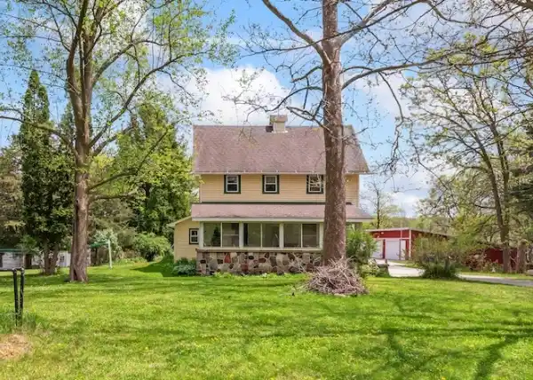 CHARMING ACREAGE WITH BARN AND ART STUDIO