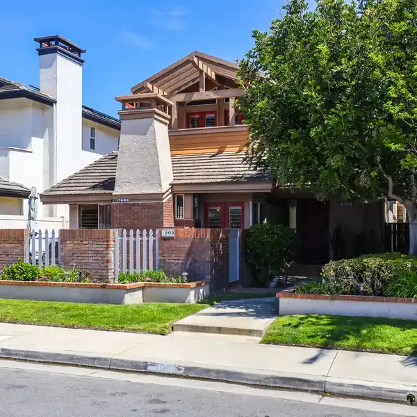 SPACIOUS HUNTINGTON BEACH HOME WITH WONDERFUL FLOOR PLAN