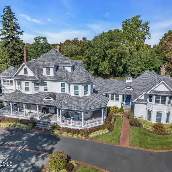 ELEGANT AND SPACIOUS COASTAL HOME IN RUMSON