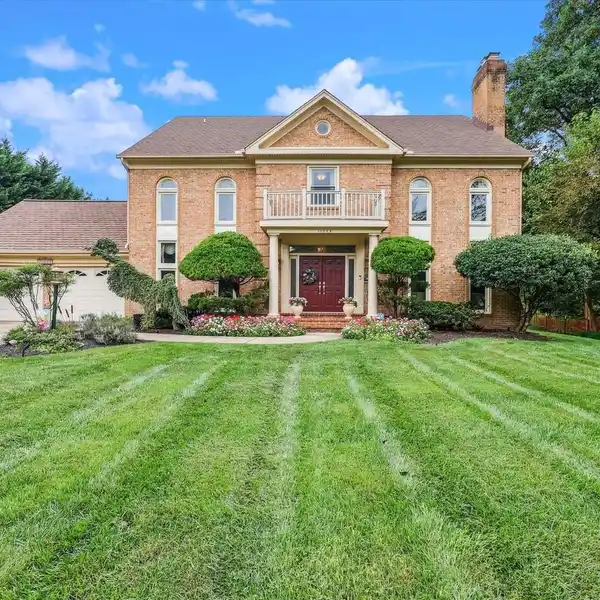EXQUISITE HOME IN SOUGHT-AFTER TIMBERLAWN