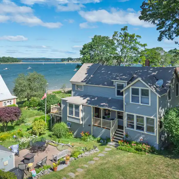 VINTAGE YEAR-ROUND PEAKS ISLAND COTTAGE