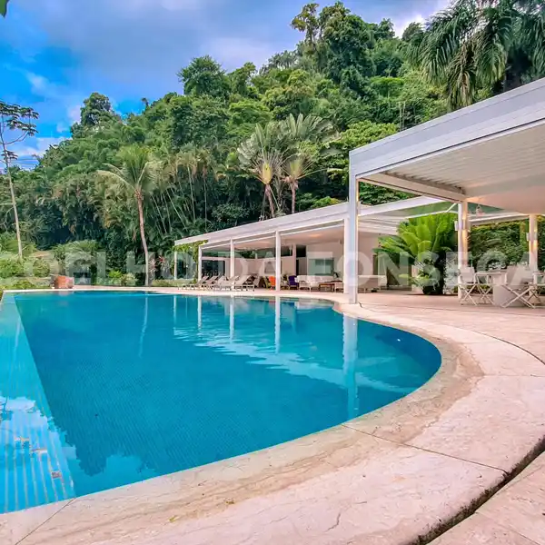 FANTASTIC COMPOUND FACING THE SEA