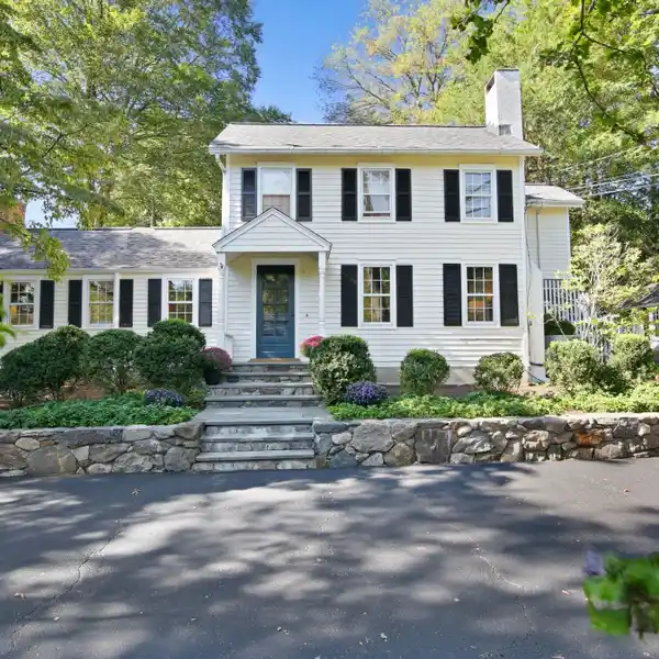 EXTRAORDINARY HOME WITH VINTAGE CHARM