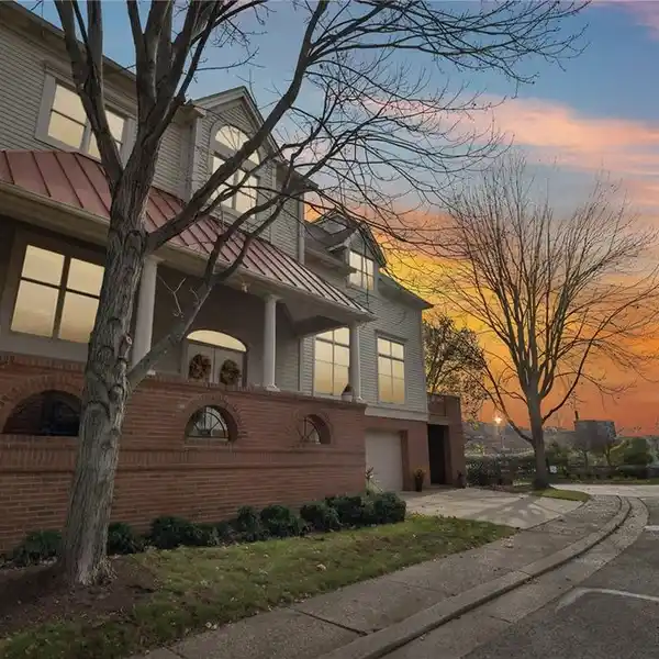 WATERFRONT RESIDENCE WITH UNPARALLELED VIEWS