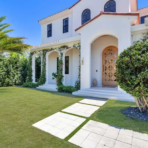 UBER-CHIC AND EFFORTLESSLY COOL MODERN RESIDENCE