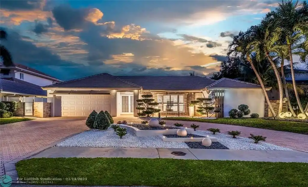Chic Deepwater Estate in a Desirable Waterfront Setting