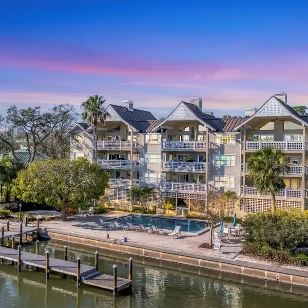 CONDO CONVENIENCE WITH HOUSE VIBES