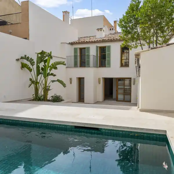 UNIQUE RENOVATED TOWNHOUSE