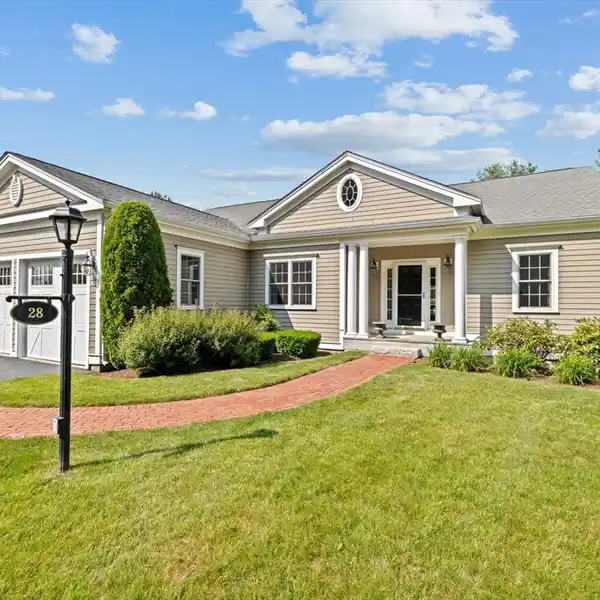 CUSTOM HOME OFFERING LUXURY AND PRIVACY