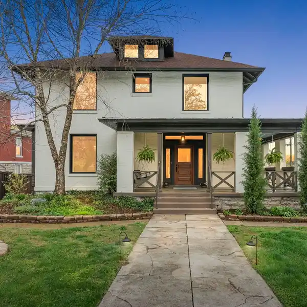 STUNNING 1920S AMERICAN FOURSQUARE