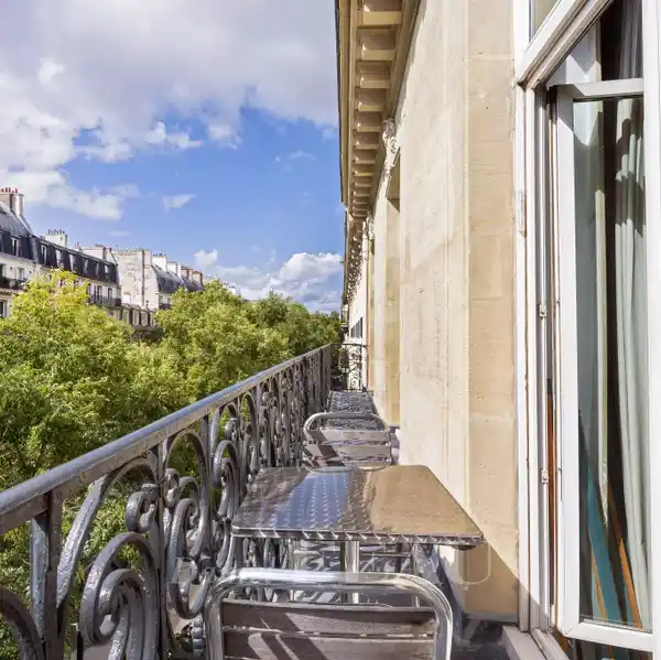 ELEGANT FINELY DETAILED APARTMENT