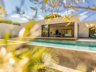 Architect-Designed Villa in the Heart of the Vineyards