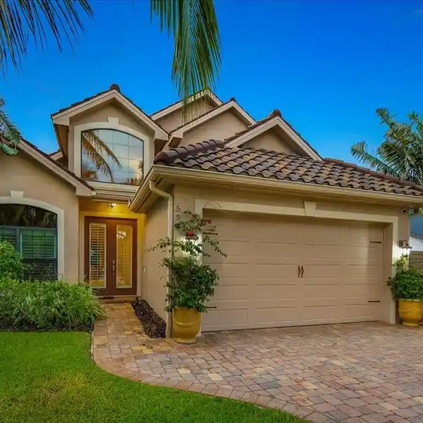 BEAUTIFULLY MAINTAINED HOME IN NAPLES PARK