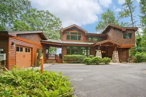 Luxurious Post-And-Beam Custom Residence in Prestigious Avalon