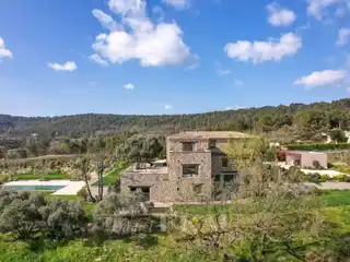 Peaceful Luxury Property with Commanding Views