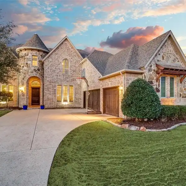 STUNNING HOME IN THE SOUGHT-AFTER PARK PLACE ESTATES