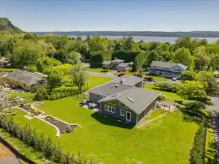 Light-Filled Modern Escape Near the Hudson