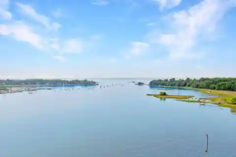 Sophisticated Top-Floor Residence in the Waterford Association