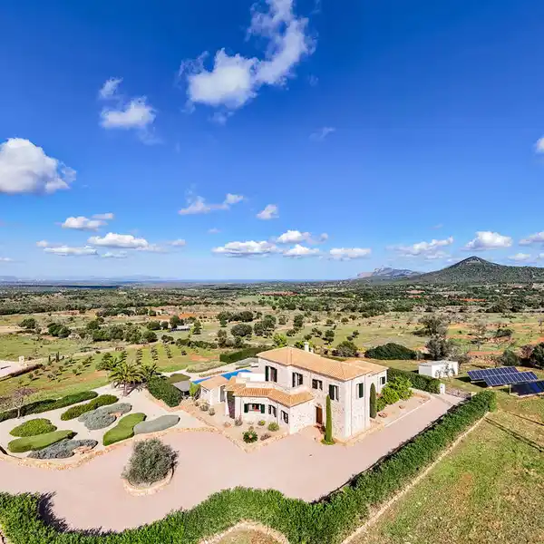 IMPRESSIVE FINCA WITH VIEWS OF THE BAY OF ALCUDIA