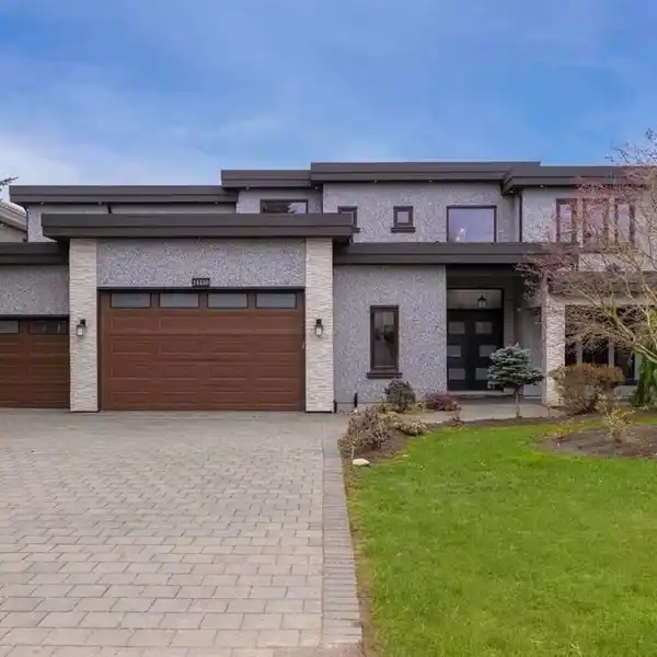 LUXURIOUS HOME IN THE DESIRABLE WEST WHITE ROCK