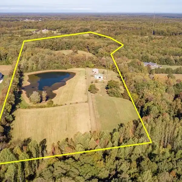 EQUESTRIAN PARADISE WITH STABLE, PADDOCK, AND PASTURES