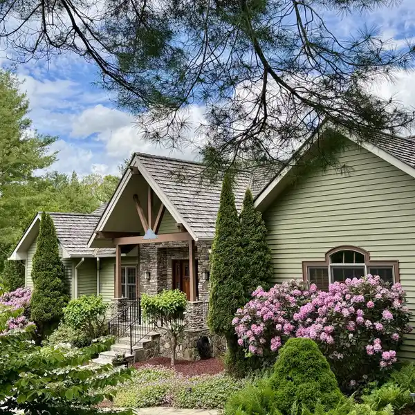 EXCEPTIONAL CONTEMPORARY MOUNTAIN-STYLE RANCH HOME