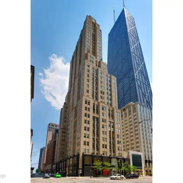 ICONIC ART DECO CORNER RESIDENCE IN CHICAGO’S PALMOLIVE BUILDING