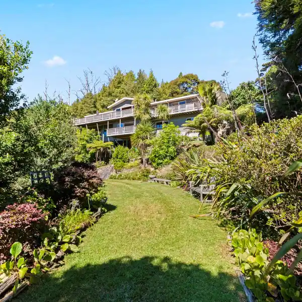 SECLUDED HAVEN WITH UNINTERRUPTED VIEWS