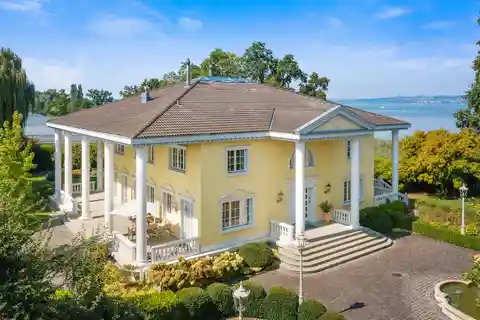 Exclusive Lakefront Residence