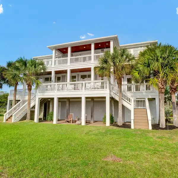 BOATER'S PARADISE ON NEARLY FIVE ACRES