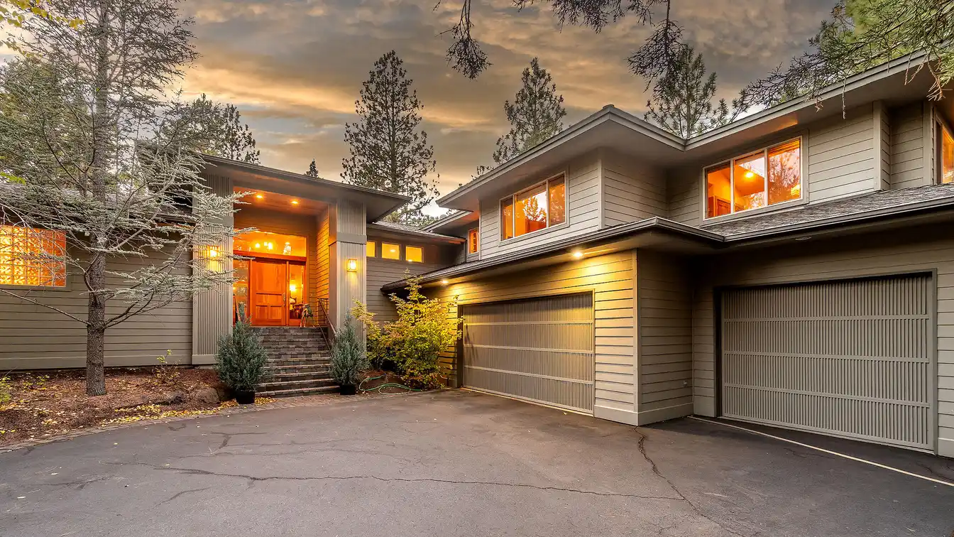Gorgeous Home Overlooking the Fairway in Awbrey Glen