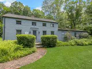 Charming Antique Colonial Plus Guest Cottage