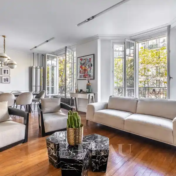 TASTEFULLY RENOVATED APARTMENT